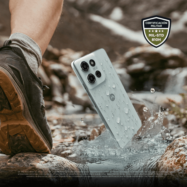 Moto G75 con resistencia de grado militar MIL-STD-810H y protección IP68 contra el agua y polvo.