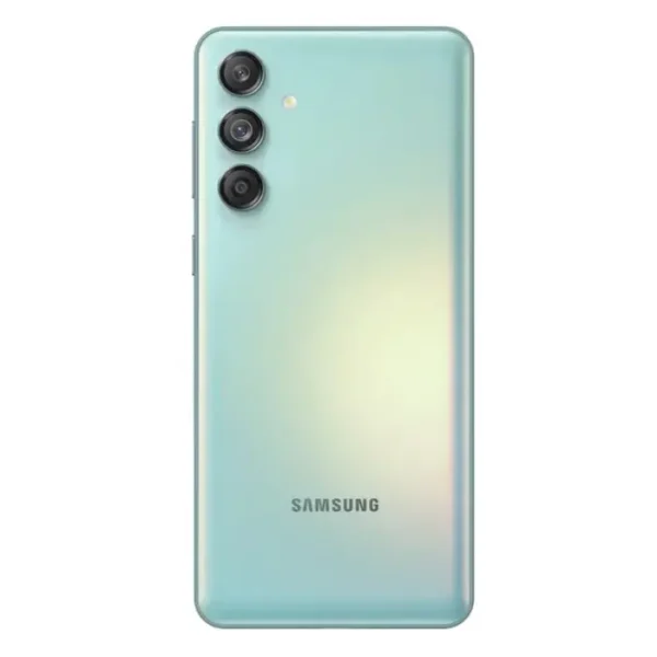 Vista trasera del Samsung Galaxy M55 5G en color verde claro con módulo de triple cámara.
